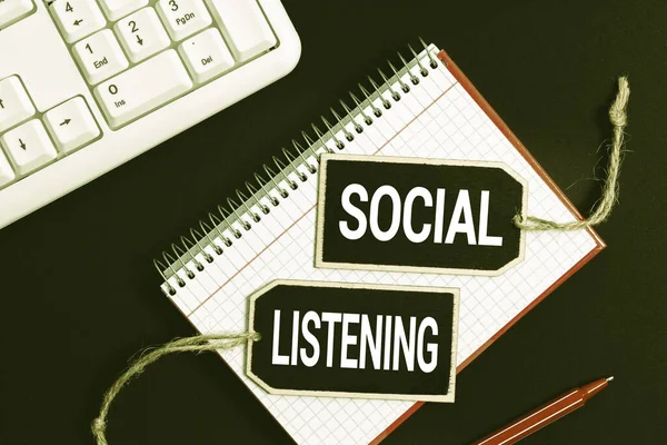 Fogalmi felirat Social Listening. Üzleti kirakat elemzése beszélgetések és trendek a termék Gépelés és írás Új ötletek Böngészés Internet és figyelembe fontos megjegyzések — Stock Fotó