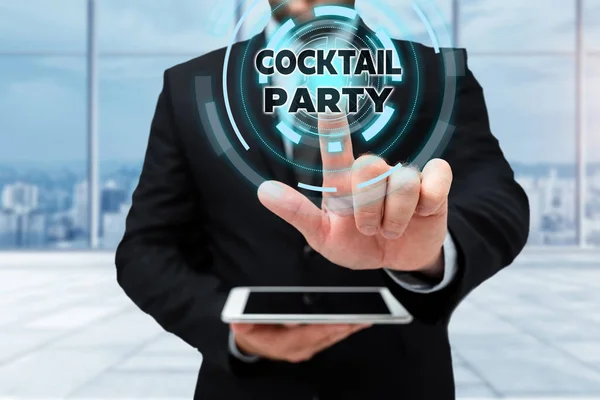 Bildunterschrift: Cocktail Party. Business-Ansatz formale Party mit alkoholischen Getränken in der Regel am frühen Abend Mann in Uniform Standing Tablet Typing Futuristic Technologies. — Stockfoto