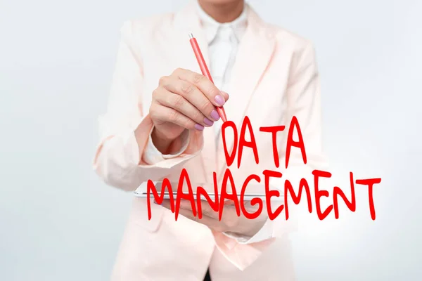 Έμπνευση που δείχνει τη διαχείριση των δεδομένων. Written on The practice of organization and maintenance data processes Παρουσιάζοντας τις Νέες Τεχνολογικές Ιδέες — Φωτογραφία Αρχείου