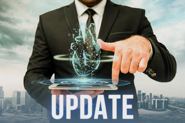 Kavramsal başlık UPDATE. İş vitrinleri, daha modern ya da güncel bir şey yaratıyor. Dizüstü bilgisayar gibi. Düz bacaklı bir kadının kucağında dinleniyor..