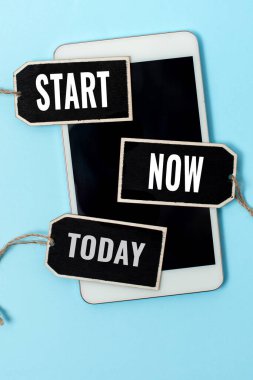 Kavramsal görünüm Başla Şimdi. İnternet Konsepti Bir Bilgi Etiketi İfadesi İşaretine Bağlı Boş Etiket Koleksiyonu Çalışmaya ya da Yapmaya Çekinmeyin