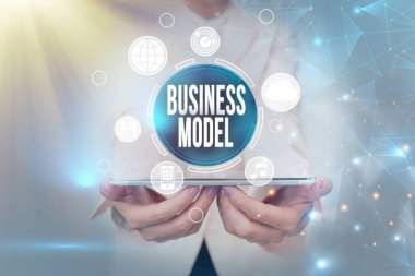 El yazısı, İş Modeli. Gelir kaynaklarının tanımlanması için sözcük Geleceğe Dokunan İş Kadını Sanal Görüntü Arayüzü 'nün nasıl kâr edileceği hakkında plan.