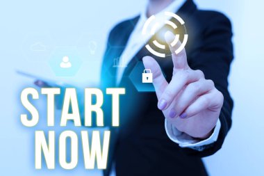 Şimdi Başla 'yı gösteren metin işareti. Kavramsal fotoğraf çekinmeyin. Çalışmaya başlayın. Üniformalı kadın telefon taşır ve fütüristik görüntüyü dinler..