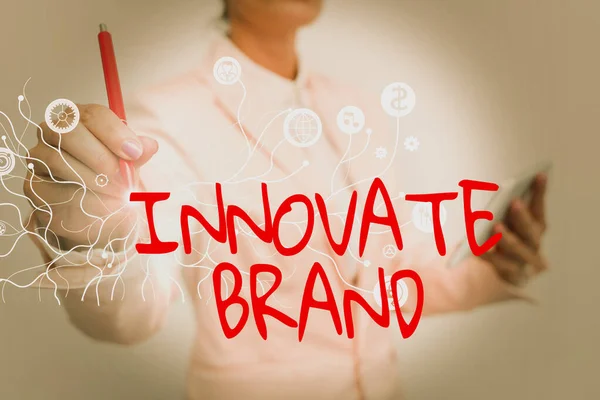 Написання тексту Innovate Brand. Бізнес вітрина значуща для інноваційних продуктів, послуг і більше леді в уніфікованій стійці і холдингу планшет показуючи футуристичні технології . — стокове фото