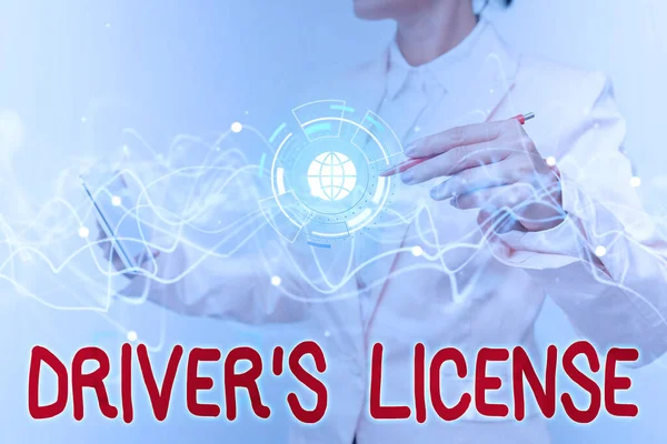 Handschrift Text Driver S License. Konzept eines Dokuments, das es einer Person erlaubt, ein Kraftfahrzeug zu fahren Lady in Uniform mit futuristischem, mobilen, holographischen Bildschirm. — Stockfoto