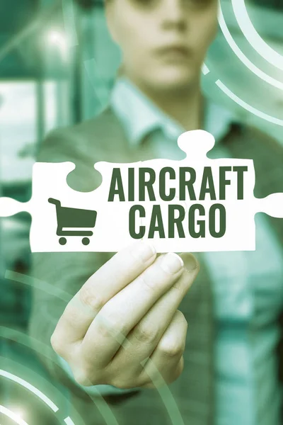 Tekst bijschrift presenteren Aircraft Cargo. Bedrijfsconcept Goederenvervoerder Luchtpost Goederen vervoeren door het vliegtuig Zakelijke vrouw die puzzelstukjes vasthoudt Nieuwe futuristische technologie ontgrendelen. — Stockfoto