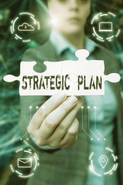 İlham veren Stratejik Planı gösteren metin. Strateji belirleme ve karar verme sürecinde yazılmış bir kelime. İş kadını yapboz parçası tutuyor. Yeni Geleceğin Teknolojisini Açıyor..