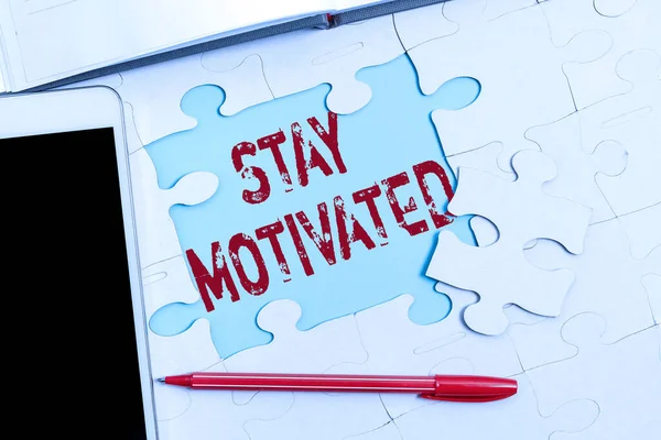 Pisanie tekstu wyświetlającego Stay Motivated. Podejście biznesowe Nagroda za każdym razem, gdy osiągniesz cel z wiedzy Budowanie niedokończony biały wzór układanki Puzzle z brakującym ostatnim kawałku — Zdjęcie stockowe