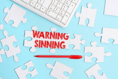 Günahkarları uyaran bir tabela. İş görüşü, yasaları çiğnediğine inanılan son parçayla tamamlanmamış bir yapboz yapbozu oluşturma eylemini durdurur