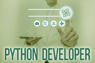 İlham veren Python Geliştiricisini gösteren metin. Sunucu tarafındaki web uygulaması mantığının yazılmasından sorumlu kelime Lady Holding Tablet 'in Sanal Düğmeye Basarak Geleceği Gösteren Teknoloji.