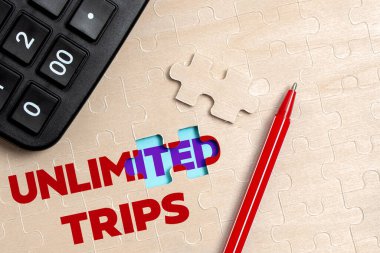 Sınırsız Seyahatleri gösteren bir tabela. Kavramsal fotoğraf birkaç yolculuk ya da gezi özellikle zevk için Bitmemiş beyaz bir yapboz desen yapbozu Son Parçası Eksik