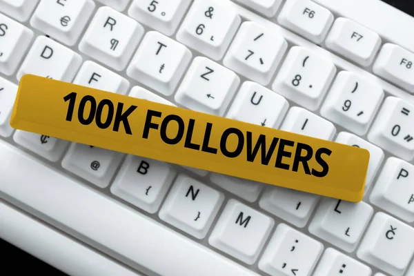 Надпись от руки 100 тысяч последователей. Слово для определения количества людей, которые следят за кем-то в Instagram. — стоковое фото