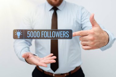 Metin başlığı 5000 takipçiyi gösteriyor. Instagram 'da yeni Planlar ve Planlama Sürecini Sunan Kişilerin İş Konsepti