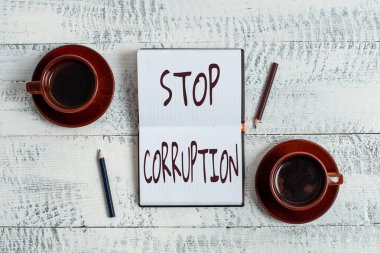 Yozlaşmayı Durdurun işaretini gösteren bir ilham. İş konsepti, özel kazanç için verilen yetkinin kötüye kullanılmasına son verdi Farklı Renk Etiketleri Notları Düzenlenmiş Flatlay Lay Arkaplanı