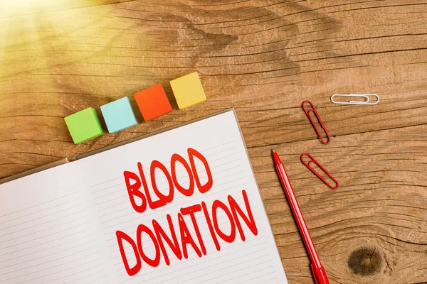 El yazısı Kan Bağışı. Test ve depolama süreci için kelime Tam kan yığını Küp Dikdörtgen Kutular Yüzey üzerine Çok Renkli Cilalanmış — Stok fotoğraf