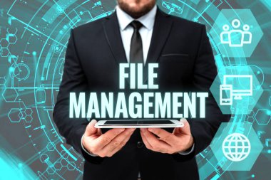 El yazısı İşareti Dosya Yönetimi. Yeni Modern Teknolojiyi Gösteren Ofisteki Adam Üniformalı Tablet 'i yönetmek için kullanıcı arayüzü sağlayan bilgisayar programı kavramı.