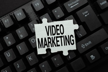 Video pazarlama işaretini gösteren bir ilham. İnternet Konsepti, yeni programlama kodları girerek, Duygusal Kısa Öyküler yazarak, pazarlama kampanyalarına video entegre eder