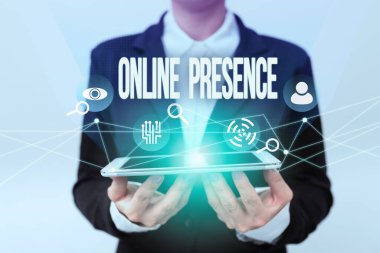 Kavramsal Görünüm Çevrimiçi Varlığı. İnternette arama yapan Üniformalı Bayan Holding Phone ve Geleceği Gösteren Sanal Ekran aracılığıyla bulunabilecek birinin varlığı kavramı