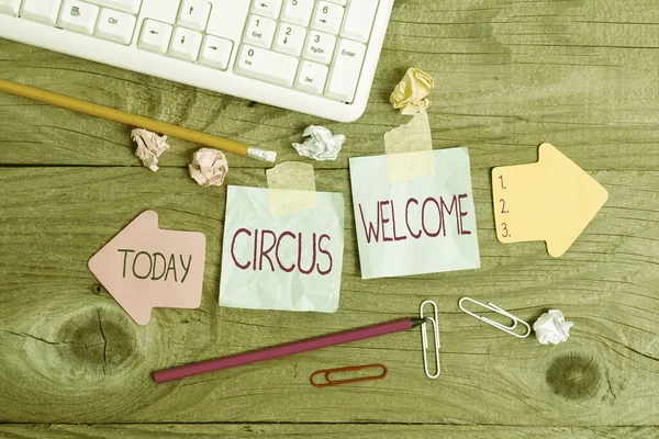 Sirk Hoşgeldiniz tabelası. Flatlay Lay Arkaplanı Üzerine Ayarlanmış Farklı Renk Etiketlerinin Yetenek ve Cüretkar Görünümü Sergilerinin İnternet Konsepti