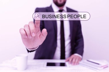 İş Adamları 'nı gösteren ilham. İş dünyasında çalışan insanların kavramsal fotoğrafı. Özellikle de İletişim Teknolojisi Akıllı Telefon Ses ve Video Çağrısını sunan yönetici düzeyinde.