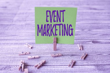 Olay Pazarlamasını sunan metin başlığı. İş gösterisi, Yeni Fikir Gösteren Çamaşır Klipleriyle çevrelenmiş Boş Kare Notunun Bir Parçası 'nı tanıtmak için ürün geliştirme sürecini tanımlar.