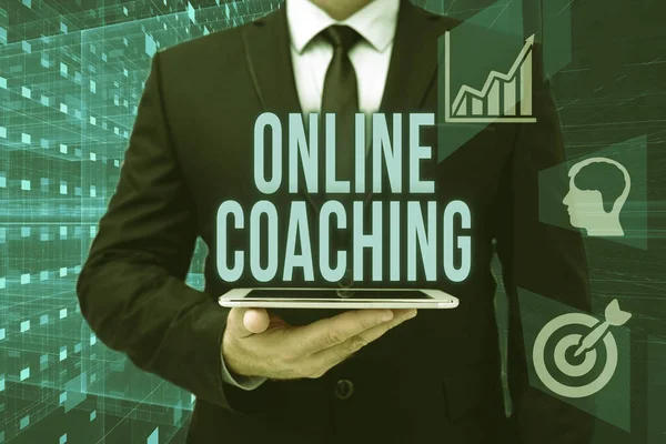 显示网上教学的标志。在一位穿着办公室制服的教练员的帮助下，从网上和网上学习商业概念. — 图库照片
