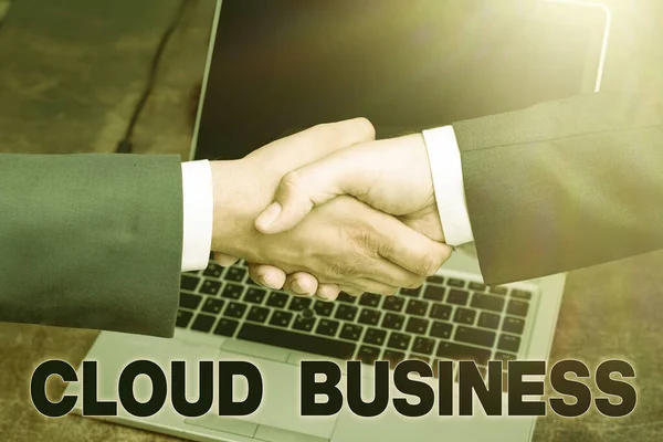 Pisanie wyświetlania tekstu Cloud Business. Obliczanie podejścia biznesowego, które opiera się na współdzielonych zasobów obliczeniowych Dwa profesjonalne dobrze ubrani biznesmeni Handshake Indoor — Zdjęcie stockowe