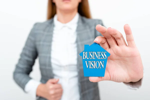 Teken het tonen van Business Vision. Business concept groeien uw bedrijf in de toekomst op basis van uw doelstellingen Een jonge dame Zakenvrouw Holding Presenteren Home In Business Outfit — Stockfoto