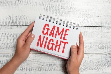 Oyun Gecesi 'ni gösteren tabela. İş fikri genellikle arkadaşlarıyla poker gibi yetişkinlerin oyun buluşmalarında Beyin Fırtınası ve İlgili Soruları Soran Çözümler
