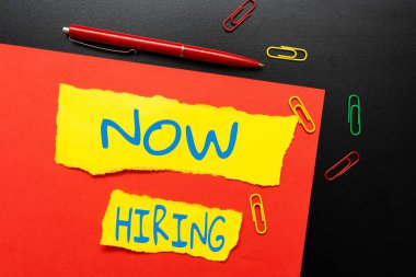 Kavramsal manşet Şimdi İşe Alma. Yeni Parlak Fikirler Düşünerek Yaratıcılık ve İlham Veren Geleceğin Çalışanlarıyla Çalışma İlişkilerini Değerlendiren Kavramsal Fotoğraf Bulma