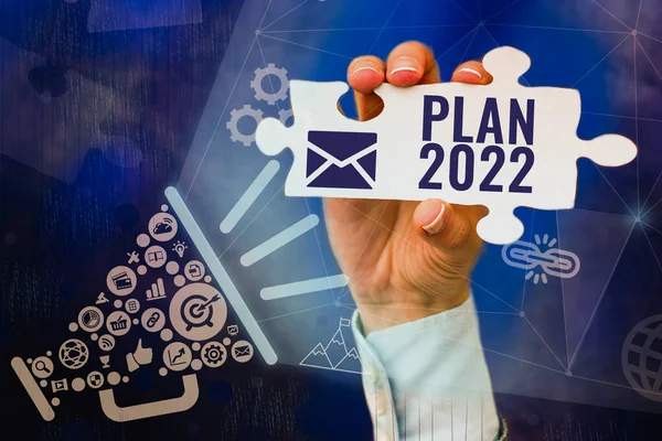 Firma mostrando el Plan 2022. Concepto de Internet propuesta detallada para lograr algo el próximo año Hand Holding Jigsaw Puzzle Piece Unlocking Nuevas Tecnologías Futurísticas. —  Fotos de Stock