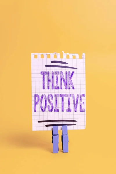 Das Schreiben von Textanzeigen Think Positive. Word Geschrieben auf Die Tendenz, positiv oder optimistisch in der Haltung zu sein Bunte Ideenpräsentation, die frische Gedanken zeigt, die Botschaft senden — Stockfoto