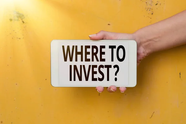 Szöveg megjelenítése Where To Invest Question. Szó arról, hogy megkérdezzük, hova fektessünk pénzt pénzügyi konstrukciókba vagy megosztásokba Hang- és videohívó képességek Az emberek összekapcsolása — Stock Fotó
