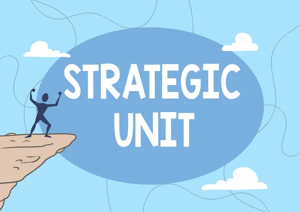 मजकूर स्ट्रॅटेजिक युनिट दर्शविणारे लेखन. व्यवसाय शोकेस नफा केंद्र उत्पादन अर्पण आणि बाजार विभागावर केंद्रित. ऍथलेटिक मॅन स्पष्टीकरण ढग आकाशात यशस्वी क्लाइंबिंग माउंटन अभिमान . — स्टॉक फोटो, इमेज