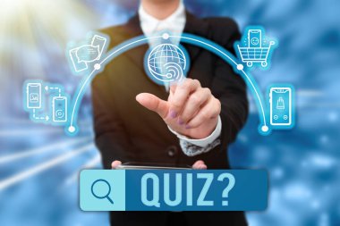 El yazısı işareti Quiz Question. İş fikri testi, birey ya da takımlar arasındaki rekabet olarak Üniformalı Kadın Tableti Elde Tutuyor Fütürist Teknolojiye Dokunuyor.