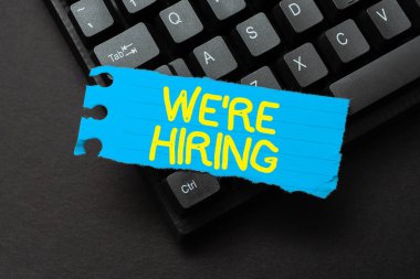 Yeniden işe aldığımızı gösteren bir tabela. Kavram demek, yakın zamanda birini işe almak ya da belirli bir işi yapmak için birine para ödemek demek. Çevrimiçi Dükkan Ögelerinin Soyut Kayıt Listesi, Güncellenmiş İnternet Veri Düzenleme