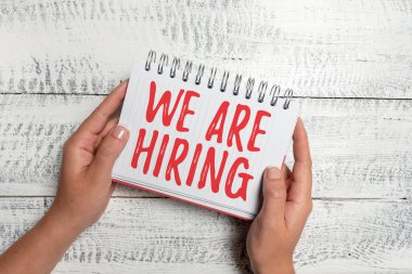 İşaret işareti işe aldığımızı gösteriyor. İşletme yaklaşımı son zamanlarda birini işe aldığınızda ya da belirli bir iş için birine para verdiğinizde Beyin Fırtınası Sorunları ve İlgili Soruları Soran Çözümler