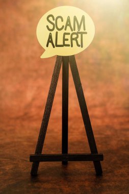 Scam Alert sunan metin başlığı. İşletme konsepti, yeni parlak fikirleri yaratıcılığı ve ilhamı yenilemeye ikna ederek kurbandan sahte bir şekilde para alıyor.