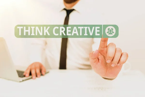 Текстовый знак "Думай творчески". Обзор бизнеса Возможность воспринимать шаблоны, которые не очевидны удаленный офис Работа в Интернете Представление бизнес-плана и дизайна — стоковое фото