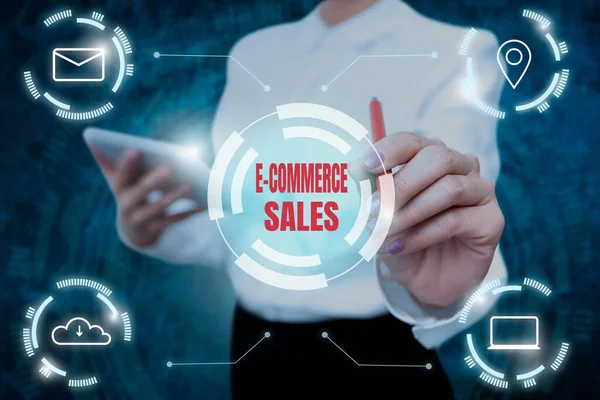 Handschrift E Commerce Sales. Concept betekent activiteit van het kopen of verkopen van producten op online service Lady In Uniform Holding Tablet In de hand Vrijwel Typen Futuristische Tech. — Stockfoto