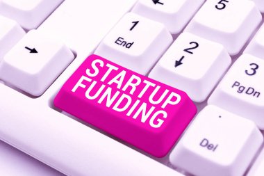 Başlangıç Finansmanını sunan metin başlığı. Hızlı Daktilo Dersleri ve İpuçları Veren Klavye Doğruluğunu Geliştiren yeni bir şirketin geliştirilmesi için finansal yatırım kelimesi