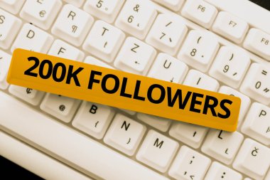 Metin başlığı 200 bin takipçiyi temsil ediyor. Instagram 'da İş Bulma Anlaşması Örnekleri Yazan, Çevrimiçi Talk Show Ses Dizisini Yazan kişi sayısına yazılan sözcük