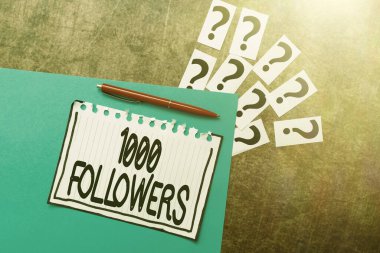 İlham, 1000 takipçiyi gösteriyor. Instagram 'da araştırma yapan, yeni fikirler üreten, kafa karışıklığı ve gizemi çözen bireylerin iş konsepti.