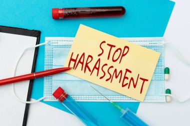 Tacizi Durdurun yazan bir tabela. Kavram, başkalarına karşı saldırgan baskı ve sindirmeyi önler Enfeksiyon Tıbbı sunar, Tıbbi Bilgiler Toplar