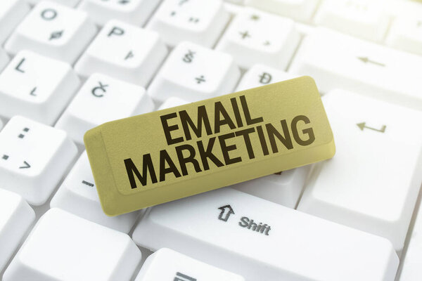 Текстовый знак показывает электронный маркетинг. Акт делового подхода к отправке коммерческого сообщения группе показа "Связаться с друзьями онлайн", знакомиться в Интернете