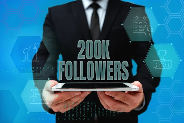 Mão escrita sinal 200K Seguidores. Ideia de negócio número de indivíduos que seguem alguém no Instagram Man In Office Uniform Holding Tablet Exibindo Nova Tecnologia Moderna. — Fotografia de Stock