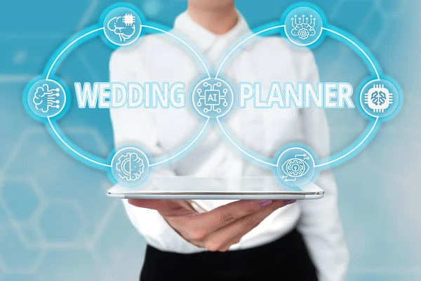 Textskylt med bröllopsplanerare. Ord skrivet på någon som planerar och organiserar bröllop som yrke Lady Uniform stående Tablet Hand Presentera Virtual Modern Technology — Stockfoto