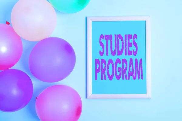 Escribir mostrando el programa de estudios de texto. Palabra escrita en la plataforma le ayudará a avanzar hacia una universidad y trayectoria profesional Diseños coloridos de invitación a la fiesta Ideas brillantes de planificación de celebraciones — Foto de Stock