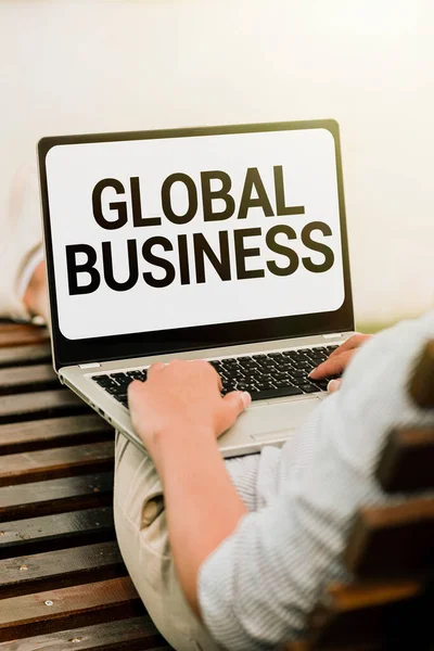 Sms 'je met Global Business. Word Written on company dat faciliteiten in vele landen exploiteert Voice And Video Calling Capabilities Connecting People Together — Stockfoto