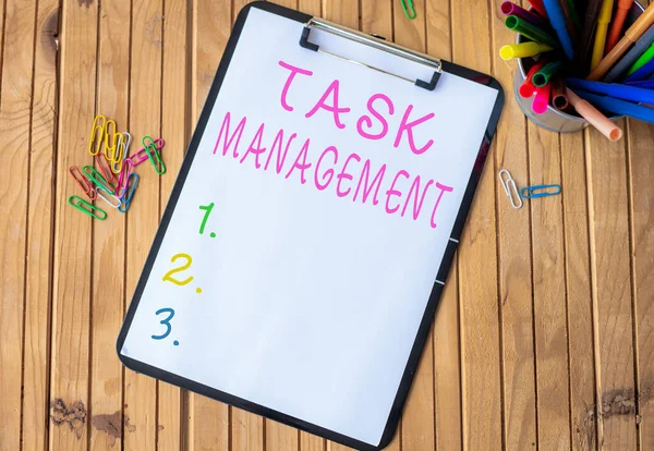 Inspiratie met teken Task Management. Woord voor het proces van het beheren van een taak door zijn levenscyclus Plain Office Klembord met stapels pennen in een houder geplaatst op een tafel. — Stockfoto